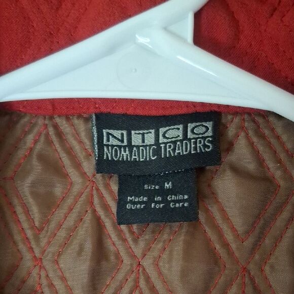 Nomadic Traders Women's Red Quilted Vest size medium - Picture 3 of 6